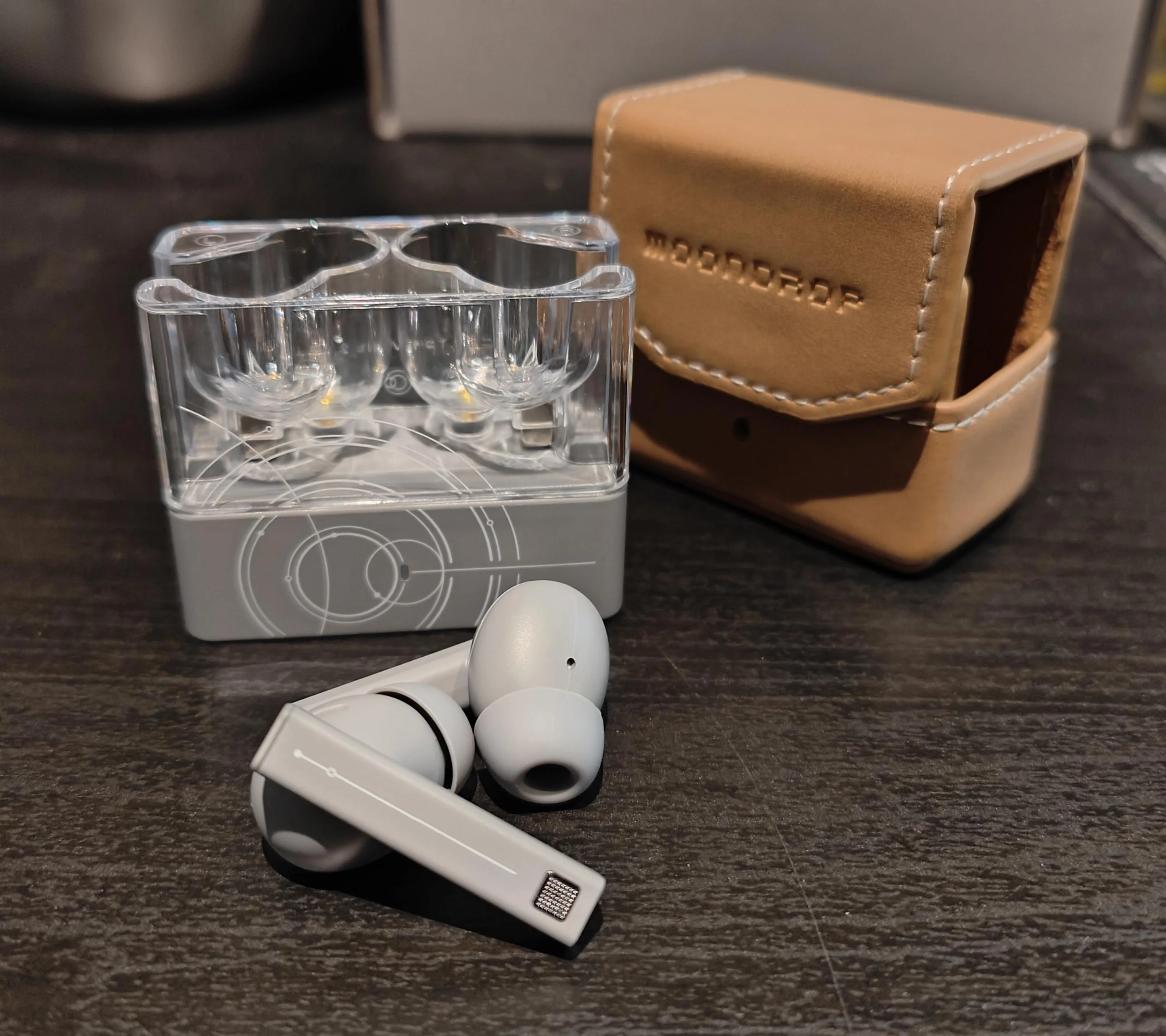 Tổng quan thiết kế vỏ hộp trong suốt cực ngầu của tai nghe Moondrop Space Travel 2 Ultra